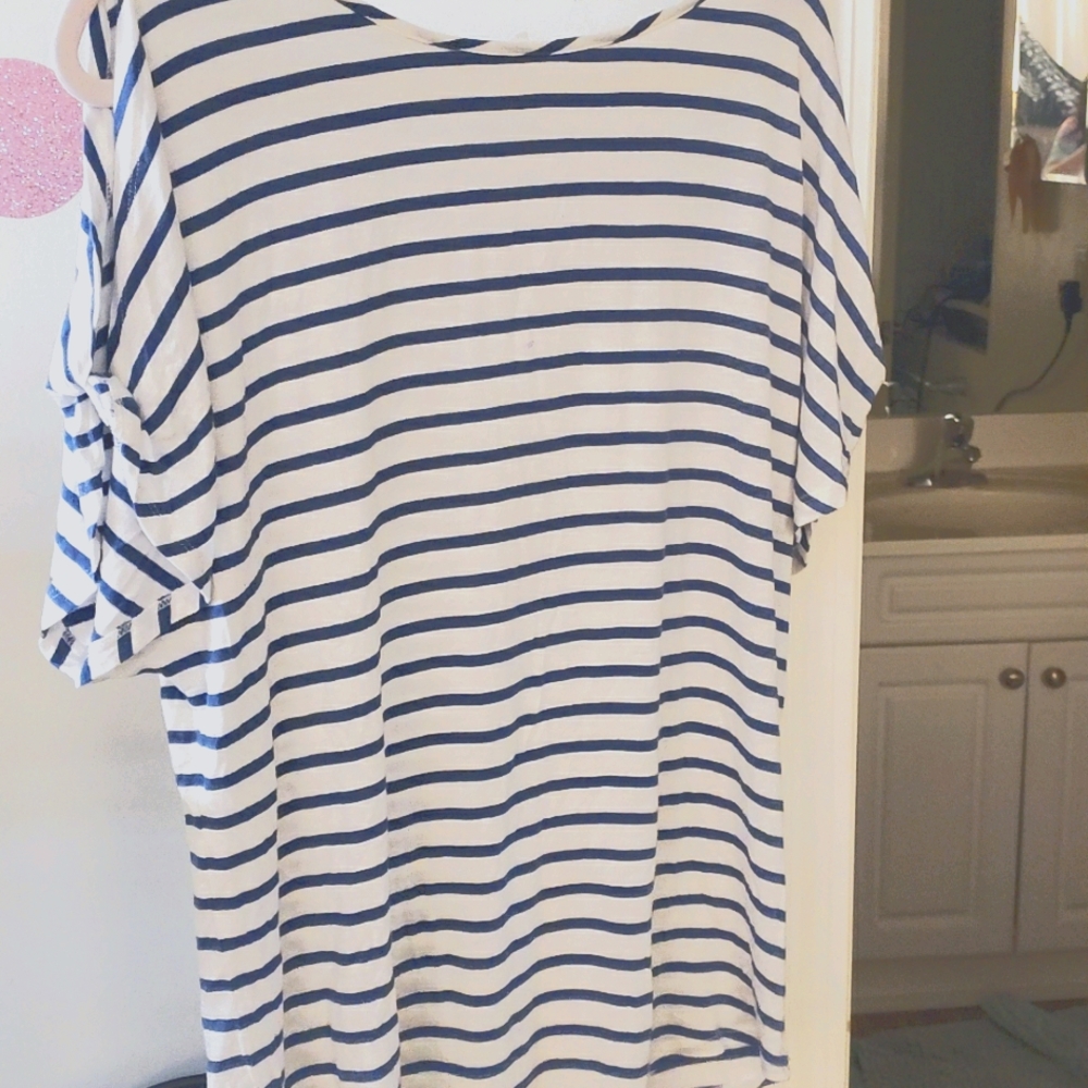 Size medium t-shirt with armed detail